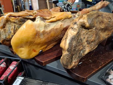 Domuz bacağı markette satılır. Domuz eti. Kurutulmuş, tütsülenmiş ve tuzlanmış et.