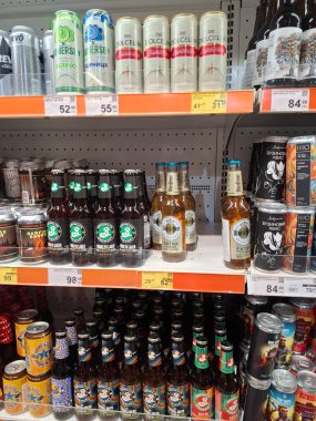 KYIV, UKRAINE, 5 Aralık 2025: Bir süpermarkette alkol ürünleri. Birçok alkollü içecek şişesi marketteki raflarda duruyor.