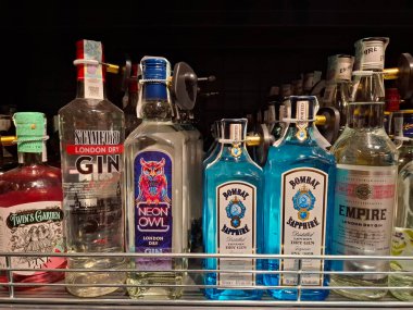 KYIV, UKRAINE, 5 Aralık 2025: Bir süpermarkette alkol ürünleri. Birçok alkollü içecek şişesi marketteki raflarda duruyor.