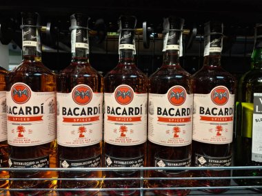 KYIV, UKRAINE, 5 Aralık 2025: Bir süpermarkette alkol ürünleri. Birçok alkollü içecek şişesi marketteki raflarda duruyor.