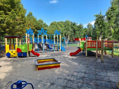 Park alanında insan olmayan çocuklar için çocuk parkı
