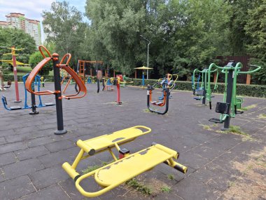 Spor sahası. Fiziksel aktivite için egzersiz ekipmanları