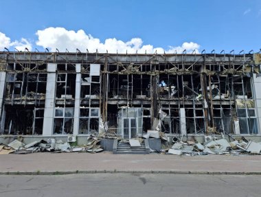 Yangından sonraki bina. Ofis binası yandı. Binada bir patlama ve yangın meydana geldi. Yangının korkunç sonuçları. Yangından sonra ofis binası yangınla yıkıldı.