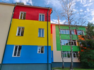 Okul binasının çok renkli yüzü