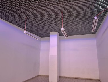 Süpermarkette kiralık yer. Büyük bir alışveriş merkezinde küçük bir dükkan ya da başka bir iş için yer. Boş bir depo ya da depoda üç tane gün ışığı lambası var. Boş oda, öntanımlı boşluk