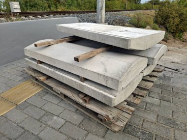 Beton yapılar, metal parmaklıkları desteklemek için bloklar