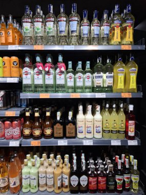 KYIV, UKRAINE, Kasım 7, 2025: Süpermarket raflarında farklı alkollü ürünler. Birçok alkollü içecek şişesi bir mağazanın alkollü içecekler bölümünde raflarda duruyor.