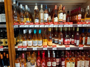 KYIV, UKRAINE, Kasım 7, 2025: Süpermarket raflarında farklı alkollü ürünler. Birçok alkollü içecek şişesi bir mağazanın alkollü içecekler bölümünde raflarda duruyor.