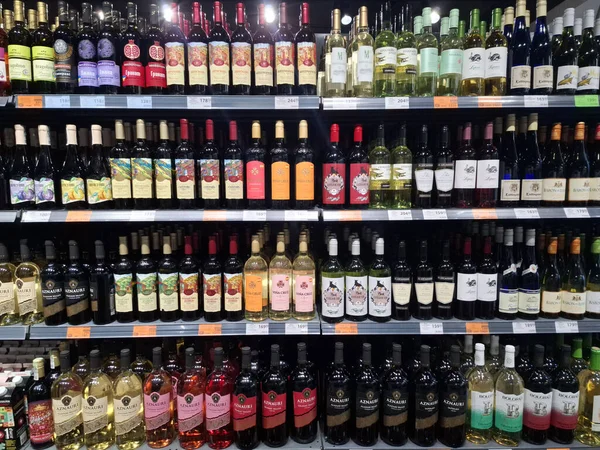 KYIV, UKRAINE, Kasım 7, 2025: Süpermarket raflarında farklı alkollü ürünler. Birçok alkollü içecek şişesi bir mağazanın alkollü içecekler bölümünde raflarda duruyor.