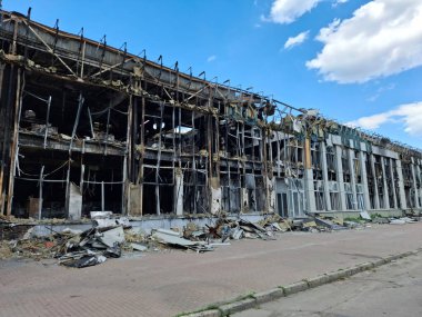 Yangından sonraki bina. Ofis binası yandı. Binada bir patlama ve yangın meydana geldi. Yangının korkunç sonuçları. Yangından sonra ofis binası yangınla yıkıldı.