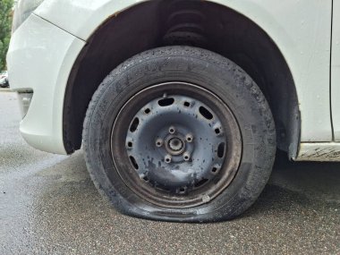 KYIV, UKRAINE, 21 Temmuz 2025: lastik patlaması. Tunga Nordway marka patlak lastikli beyaz bir araba.