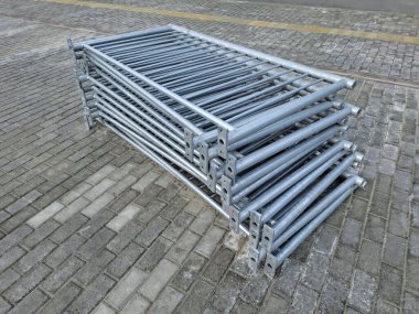 Eskrim için metal yapılar. Metal çit yapıları. Metal eskrim sistemleri ve bileşenleri. Çit için metal iskelet. Dayanıklı koruyucu eskrim yapıları