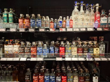 KYIV, UKRAINE, Kasım 7, 2025: Süpermarket raflarında farklı alkollü ürünler. Birçok alkollü içecek şişesi bir mağazanın alkollü içecekler bölümünde raflarda duruyor.