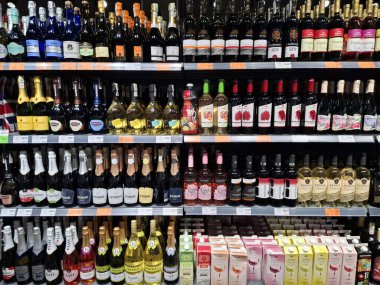 KYIV, UKRAINE, Kasım 7, 2025: Süpermarket raflarında farklı alkollü ürünler. Birçok alkollü içecek şişesi bir mağazanın alkollü içecekler bölümünde raflarda duruyor.