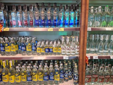 KYIV, UKRAINE, Kasım 7, 2025: Süpermarket raflarında farklı alkollü ürünler. Birçok alkollü içecek şişesi bir mağazanın alkollü içecekler bölümünde raflarda duruyor.