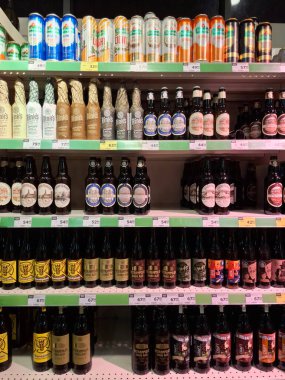 KYIV, UKRAINE, Kasım 7, 2025: Süpermarket raflarında farklı alkollü ürünler. Birçok alkollü içecek şişesi bir mağazanın alkollü içecekler bölümünde raflarda duruyor.
