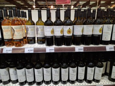 KYIV, UKRAINE, Kasım 7, 2025: Süpermarket raflarında farklı alkollü ürünler. Birçok alkollü içecek şişesi bir mağazanın alkollü içecekler bölümünde raflarda duruyor.