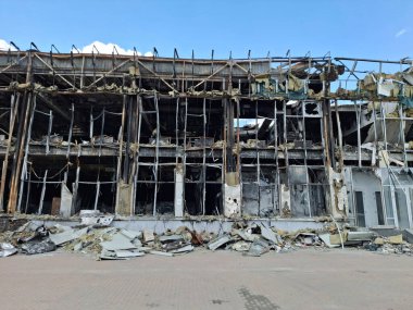 Yangından sonraki bina. Ofis binası yandı. Binada bir patlama ve yangın meydana geldi. Yangının korkunç sonuçları. Yangından sonra ofis binası yangınla yıkıldı.