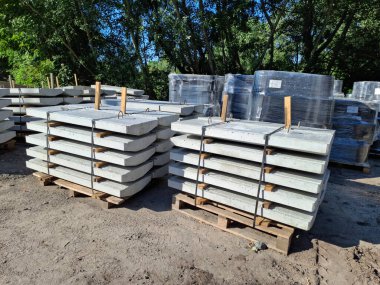 Açık hava inşaat malzemeleri deposu. İnşaat alanındaki beton yapılar