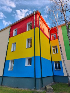 Okul binasının çok renkli yüzü