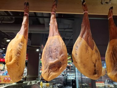 KYIV, UKRAINE, 27 Ağustos 2025: İneklerin bacakları bakkalda satılır. Markette kurutulmuş, tütsülenmiş ve tuzlanmış et satılır.