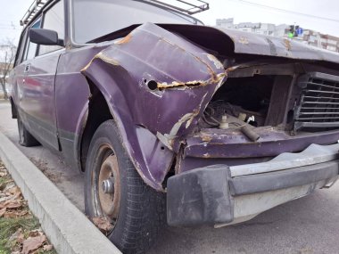 Trafik kazasından sonra araba kötü durumda.