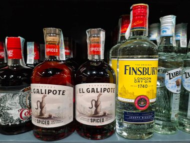 KYIV, UKRAINE, 20 Aralık 2025: Süpermarket rafında alkol ürünleri. Birçok alkollü içecek şişesi bir marketin raflarında duruyor.