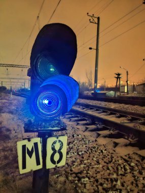 İyi geceler, raylarda kar. Mavi sinyali olan bir tren yolu trafik ışığı. Tren trafiği yasaktır. İstasyonlarda, bahçelerde, depolarda, polis merkezlerinde sadece trafiğe izin veriliyor.