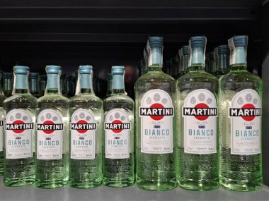 KYIV, UKRAINE, 20 Aralık 2025: Süpermarket rafında alkol ürünleri. Birçok alkollü içecek şişesi bir marketin raflarında duruyor.