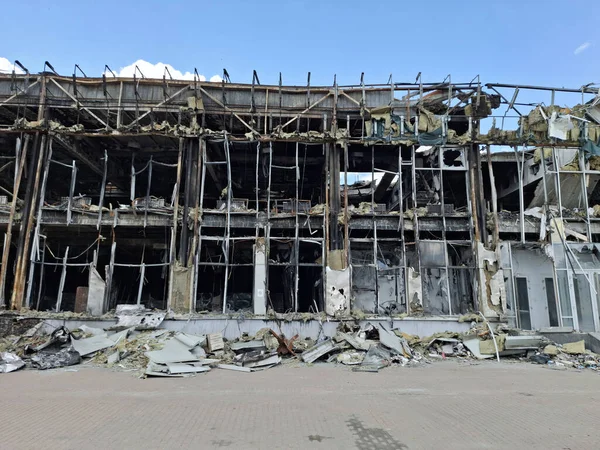 Yangından sonraki bina. Ofis binası yandı. Binada bir patlama ve yangın meydana geldi. Yangının korkunç sonuçları. Yangından sonra ofis binası yangınla yıkıldı.