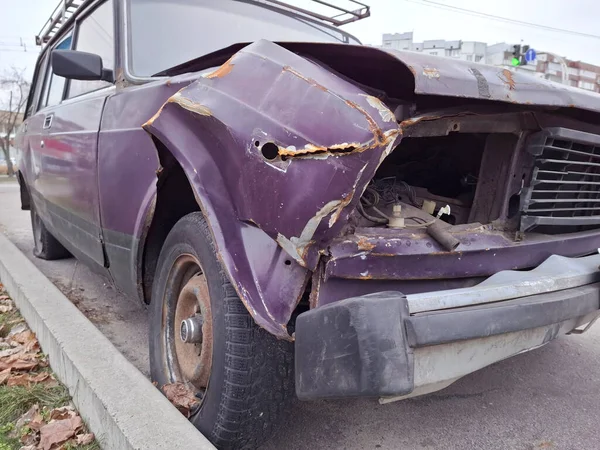 Trafik kazasından sonra araba kötü durumda.