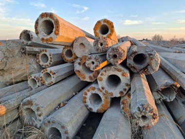 Hurdalıkta güçlendirilmiş beton direkler