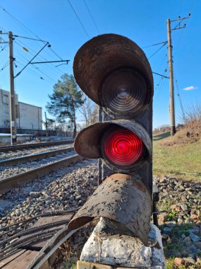 Demiryolu trafik lambası ve kırmızı ışık. Tren trafiği yasaktır. Demiryolu trafik lambası - bir demiryolu üzerinde sinyal cihazı. Trafik ışığı kırmızı.