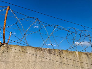 Yasak bölge, korunaklı nesne. Çitlerdeki dikenli teller