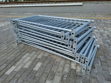 Eskrim için metal yapılar. Demiryolu yakınlarındaki çitler için metal iskeletler. Metal çit yapıları. Metal eskrim sistemleri ve bileşenleri. Dayanıklı koruyucu eskrim yapıları