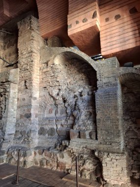 Golden Gate - Kievan Ruslarının başkenti Kyiv 'in 11. yüzyıl tahkimatlarının ana kapısı. Eski şehir kalesindeki tarihi geçit, antik tuğla işi, Ukrayna, Kyiv 'deki Altın Kapı' nın gerçek antik duvarları.