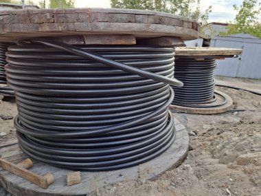 Büyük makaralı elektrik kablosu. Makaralı kablolar. Güç kaynağı kabloları yerleştiriliyor