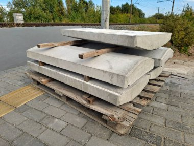 Demiryolu yakınlarındaki proje alanındaki beton yapılar