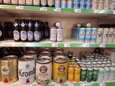 KYIV, UKRAINE, Kasım 7, 2025: Süpermarket raflarında farklı alkollü ürünler. Birçok alkollü içecek şişesi bir mağazanın alkollü içecekler bölümünde raflarda duruyor.