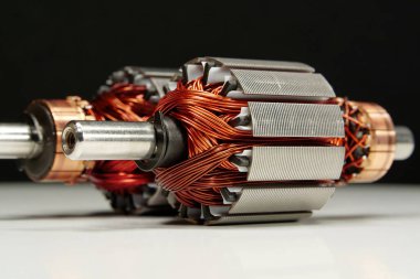 Küçük ev aletlerinden, perküsyon masaj aletlerinden bakır bobinli iki motorun pervanesi.