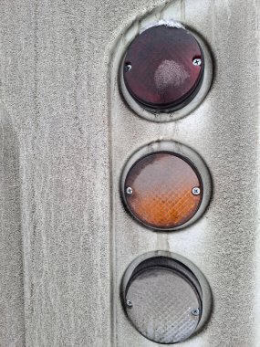 Beyaz otobüsün arkası çamurla kaplı.