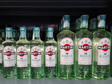 KYIV, UKRAINE, 20 Aralık 2025: Süpermarket rafında alkol ürünleri. Birçok alkollü içecek şişesi bir marketin raflarında duruyor.