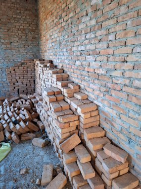 Tuğladan duvarları olan bitmemiş bir kulübenin içi. Yerleşim olmayan, tamamlanmamış bir bina.