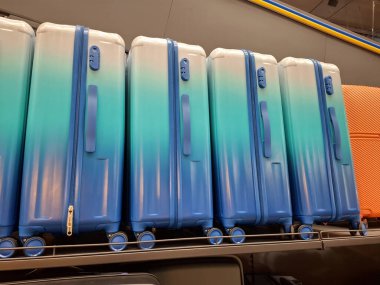 Bavullar süpermarkette satılır. Mağazanın tezgahında büyük bavullar var.