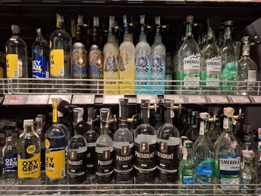 KYIV, UKRAINE, Kasım 7, 2025: Süpermarket raflarında farklı alkollü ürünler. Birçok alkollü içecek şişesi bir mağazanın alkollü içecekler bölümünde raflarda duruyor.