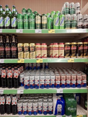 KYIV, UKRAINE, Kasım 7, 2025: Süpermarket raflarında farklı alkollü ürünler. Birçok alkollü içecek şişesi bir mağazanın alkollü içecekler bölümünde raflarda duruyor.