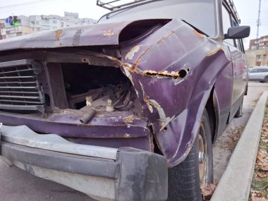 Araba kazasından sonra eski araba. Trafik kazasını takiben araba hurdaya döndü.