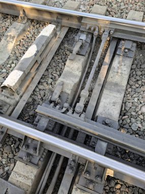 Katılım mekanizmasını değiştir ya da tren yolunu değiştir. Trenlerin güvenli ve doğru bir şekilde bir raydan diğerine geçmesini sağlayan trafik kontrol sisteminin bir parçası.