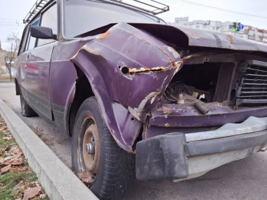 Araba trafik kazasından sonra ağır hasar gördü.