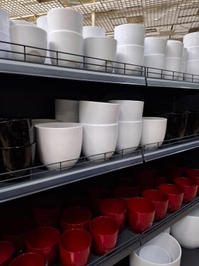 Süpermarket raflarında saksılar. Çiçekçide, çömlekçide birçok seramik ürün